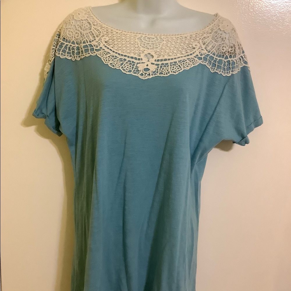 HANNAH Top with intricate crochet lace detailing around the neckline